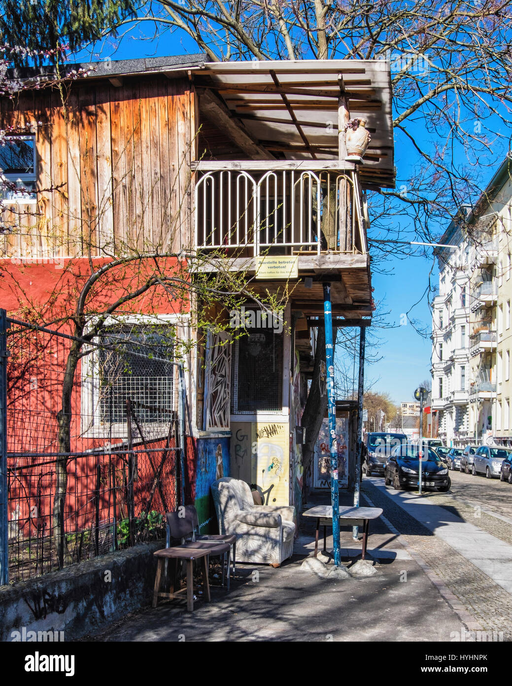 Berlin,Kreuzberg.Baumhaus der Mauer Garten, Baum-Haus an der Wand. Vegetable Garden & Haus gebaut aus recyceltem, aufgearbeiteten Materialien von Osman Kalin Stockfoto