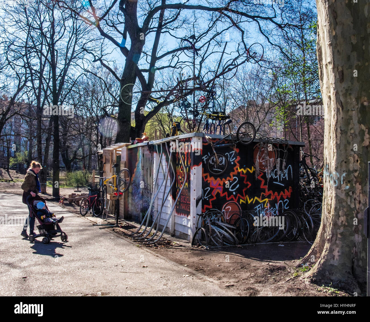 Berlin,Mariannenplatz.Bicycle Werkstatt. Skurrile informellen Business für Fahrrad Besitzer & Radfahrer mit Skulptur von alte Fahrräder auf dem Dach des workshop Stockfoto