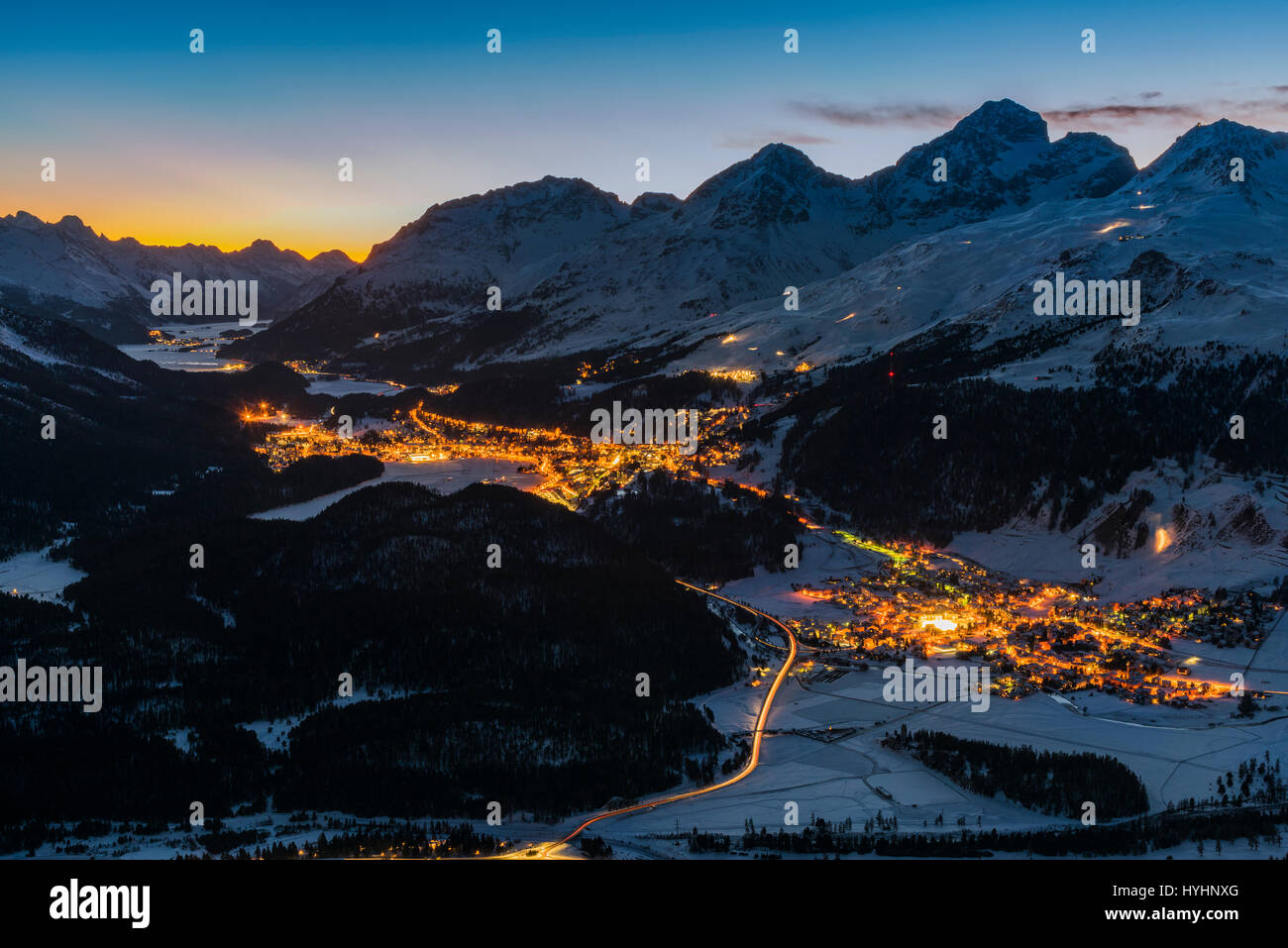 Landschaftlich reizvolle Winter Blick auf Tal Oberengadin von Muottas Muragl Celerina und St. Moritz im Hintergrund, Graubünden, Schweiz Stockfoto