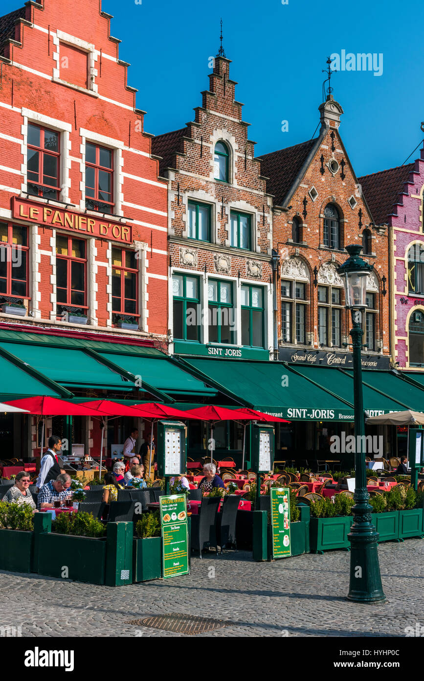 Café im freien Markt oder Marktplatz, Brügge, West-Flandern, Belgien Stockfoto