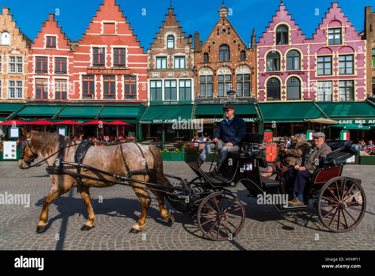 Pferdekutsche im Markt oder Marktplatz, Brügge, West-Flandern, Belgien Stockfoto