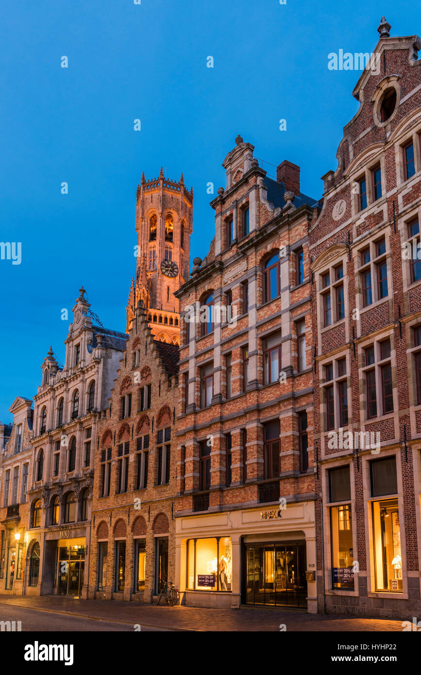 Gepflasterte Straße in der Altstadt mit Belfort Turm im Hintergrund, Brügge, West-Flandern, Belgien Stockfoto