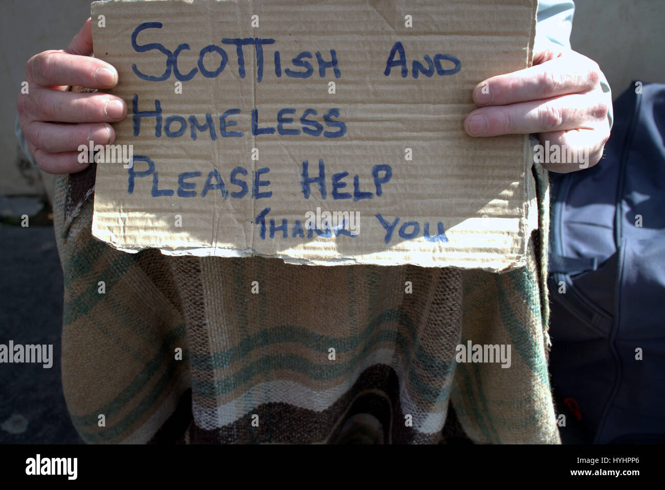 obdachlos in den uk Betteln auf der Straße schottischen und Obdachlosen helfen bitte Stockfoto