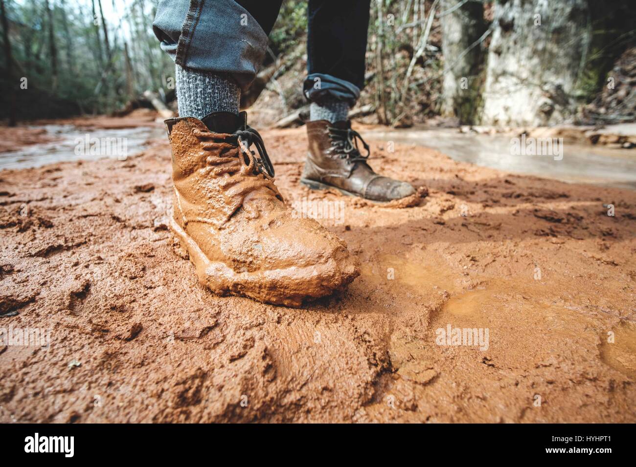 Stiefel bedeckt im Schlamm im Providence Canyon State Park in Georgia, USA Stockfoto