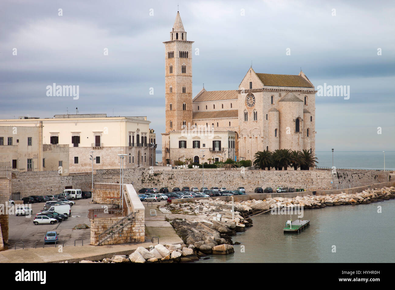 Blick auf die Kathedrale und Hafen, Trani, Apulien, Italien, Europa Stockfoto