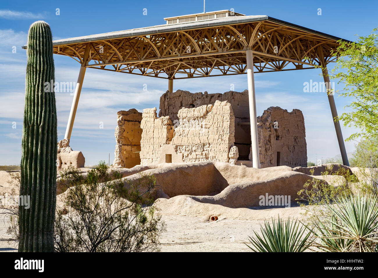 Wüste Ruinen und großen Haus umrahmt von Vegetation, Casa Grande Ruins National Monument, Arizona USA Stockfoto