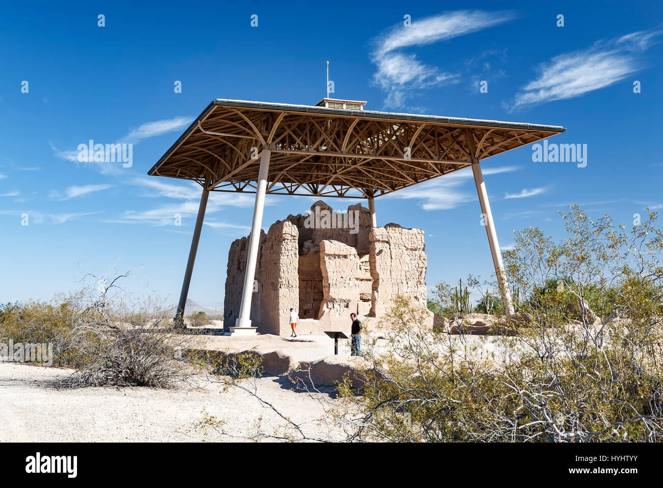 Besucher und großes Haus, Casa Grande Ruinen Nationaldenkmal, Arizona USA Stockfoto