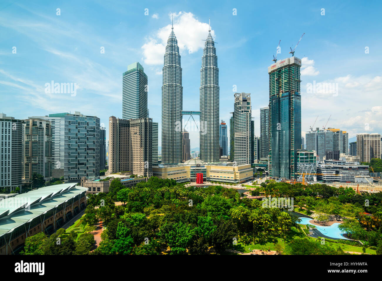 Petronas Twin Towers und Zentrum von Kuala Lumpur Skyline in KLCC Park, Malaysia Stockfoto
