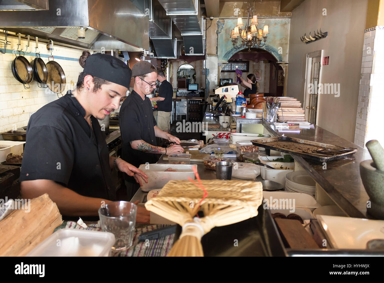 Wellington, New Zealand - 10. Februar 2017: Koch und Köche bereitet das Fleisch grillen in einem argentinischen Restaurant zu machen. Stockfoto