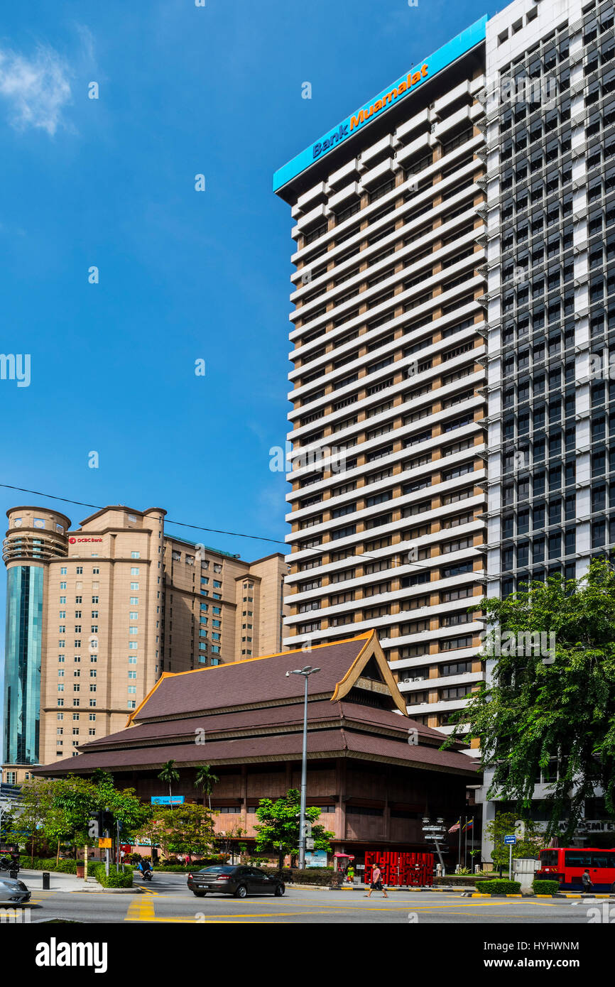 Bank Muamalat bei Masjid Jamek LRT und OCBC Bank, Kuala Lumpur, Malaysia Stockfoto