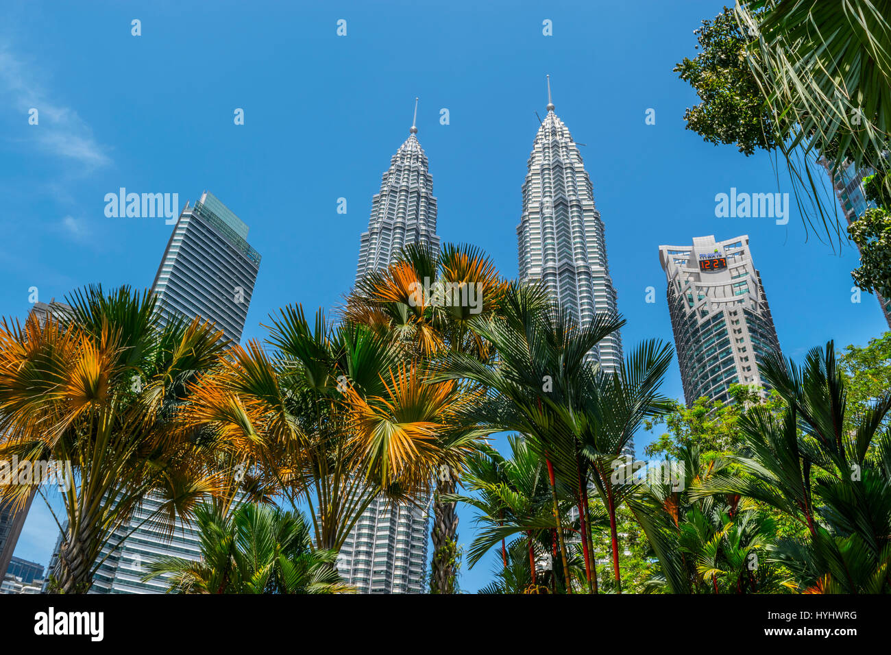 Petronas Twin Towers und Skyline von Kuala Lumpur City Centre Park, Malaysia Stockfoto