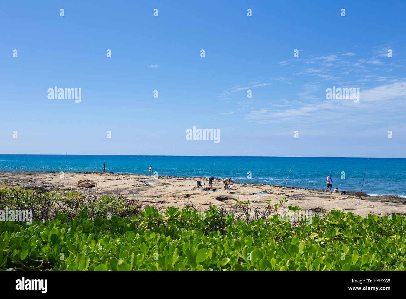 KO'OLINA, OAHU, HAWAII - 26. Februar 2017: Fischer Brandungsangeln auf der Küste von Oahu Hawaii in der Stadt Ko'olina während einer landesweiten sportfishing Stockfoto