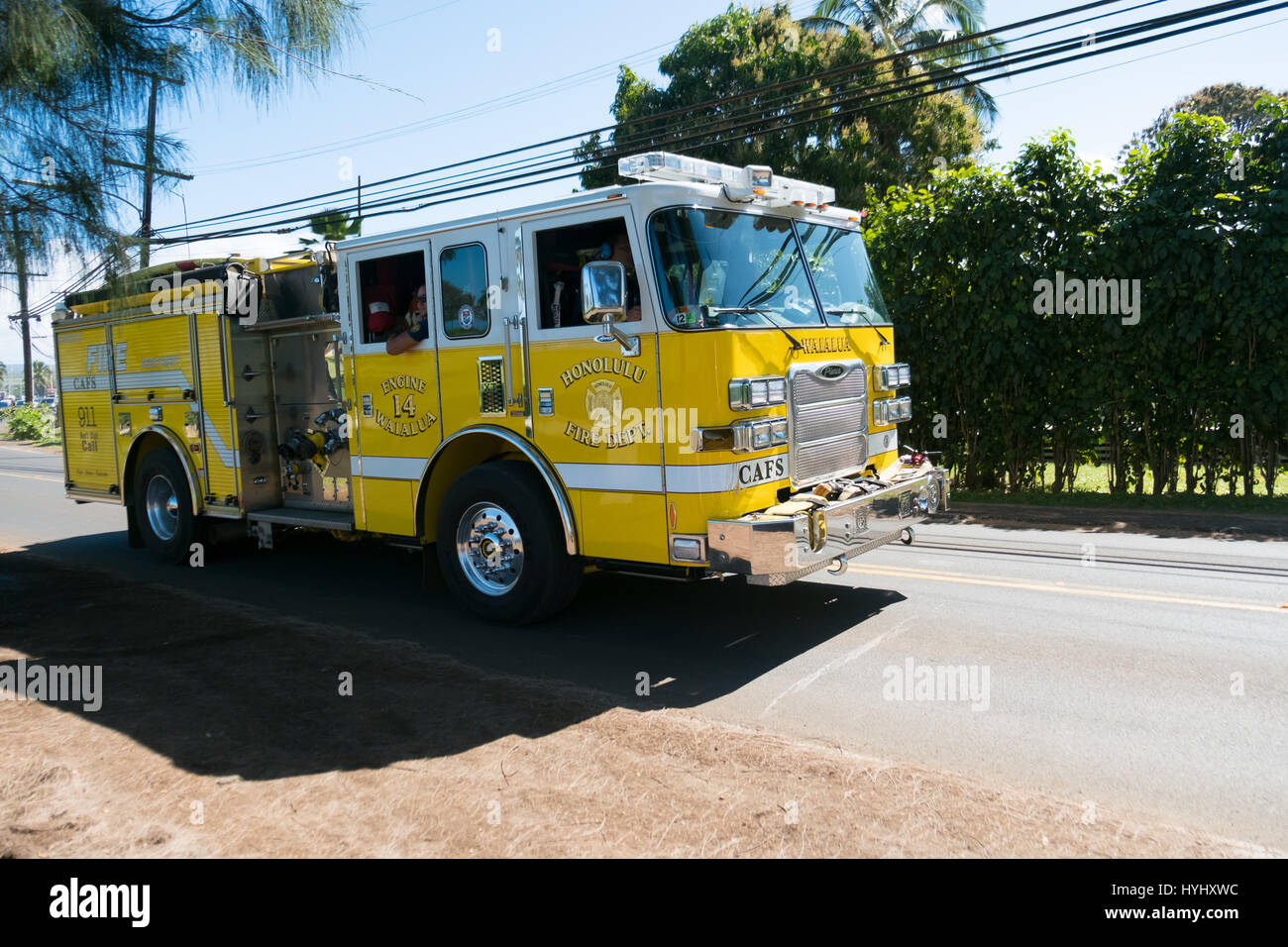 HALEIWA, OAHU, HAWAII - 15. Februar 2017: Honolulu Feuerwehr fährt zurück zum Bahnhof nach der Reaktion auf einen Verkehrsunfall Vs Fußgängerzone. Stockfoto