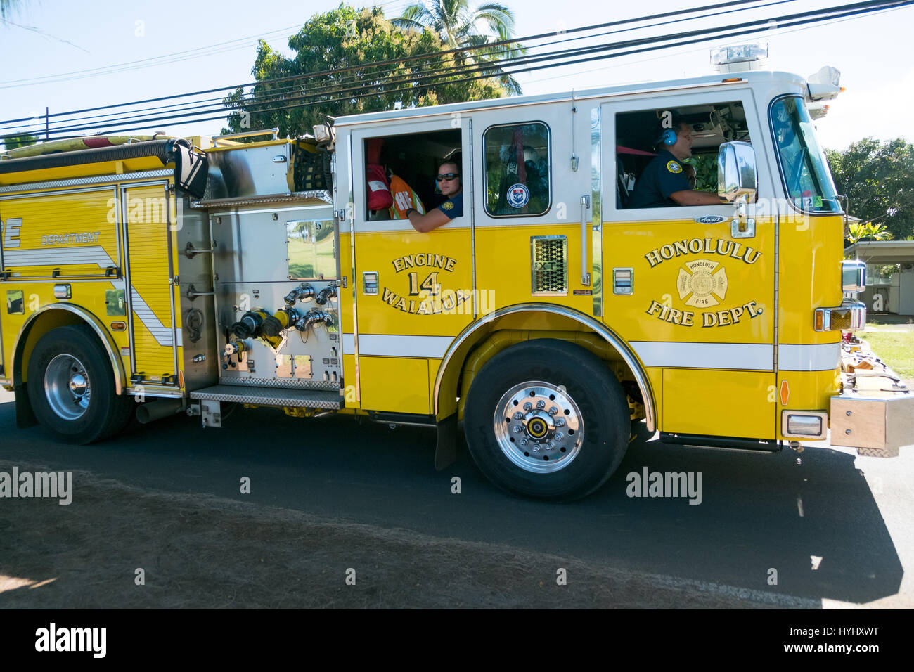 HALEIWA, OAHU, HAWAII - 15. Februar 2017: Honolulu Feuerwehr fährt zurück zum Bahnhof nach der Reaktion auf einen Verkehrsunfall Vs Fußgängerzone. Stockfoto