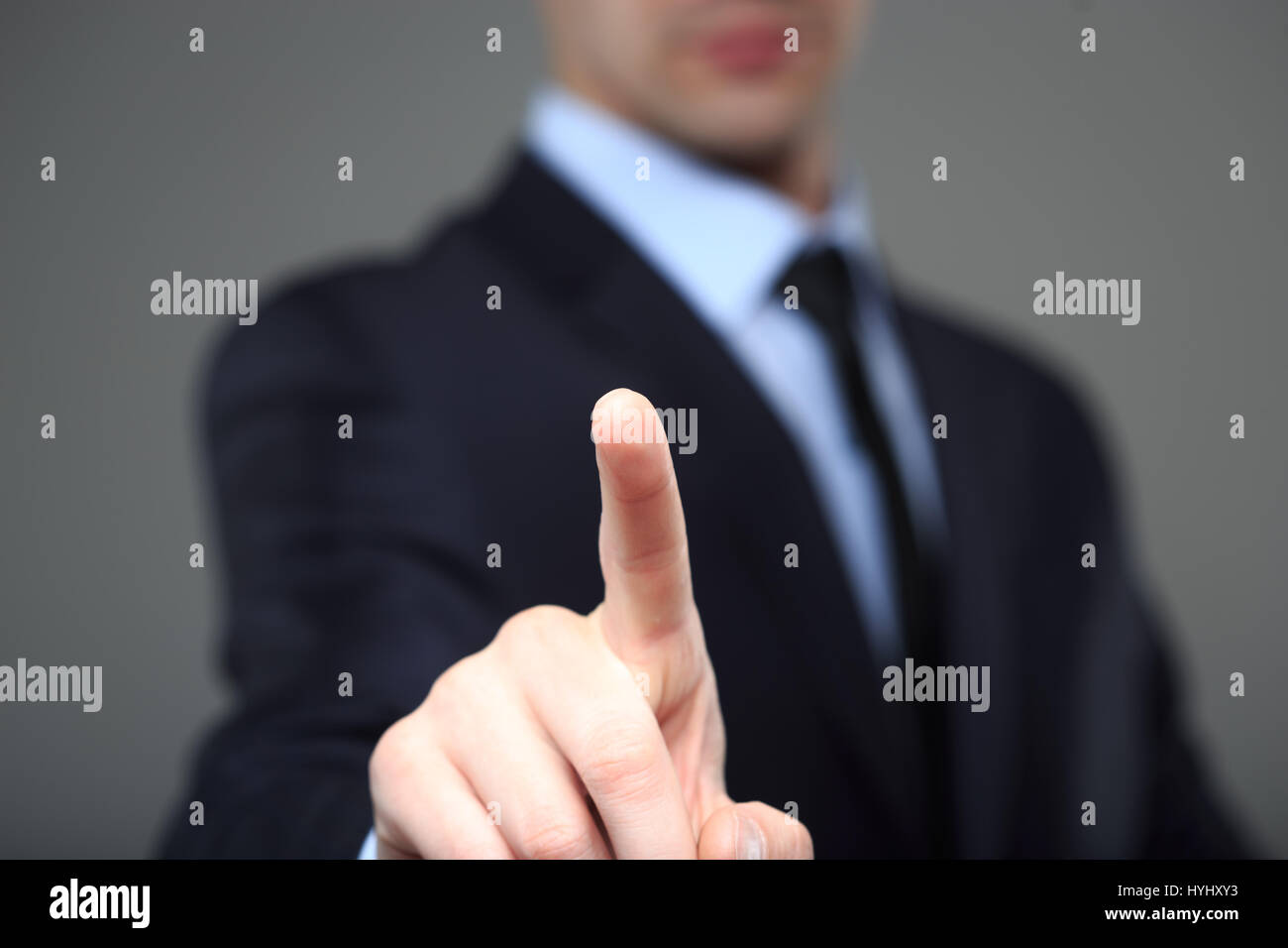 Unternehmer, die eine blasse in Raum zu schieben Stockfoto