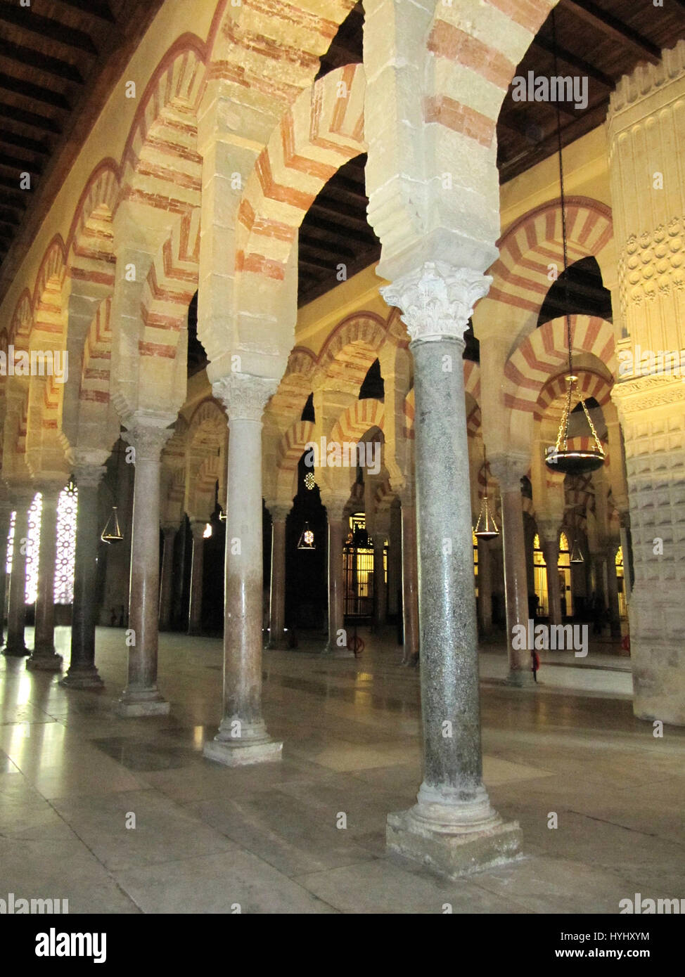 Mezquita. Der Gebetsraum Säulen aus Marmor und Bögen aus rotem Backstein. Cordoba.- Andalusien, Spanien. Keine Leute. Vollformat. UNESCO-Weltkulturerbe. Stockfoto