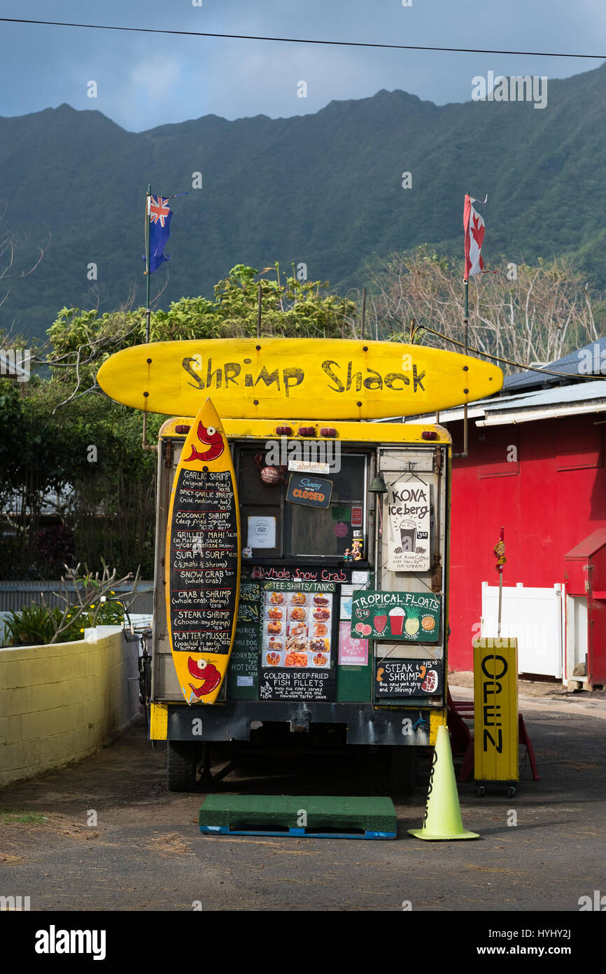 KAHANA BAY, OAHU, HAWAII - 20. Februar 2017: Garnelen Shack Imbisswagen auf der windzugewandten Seite von Oahu Hawaii. Stockfoto