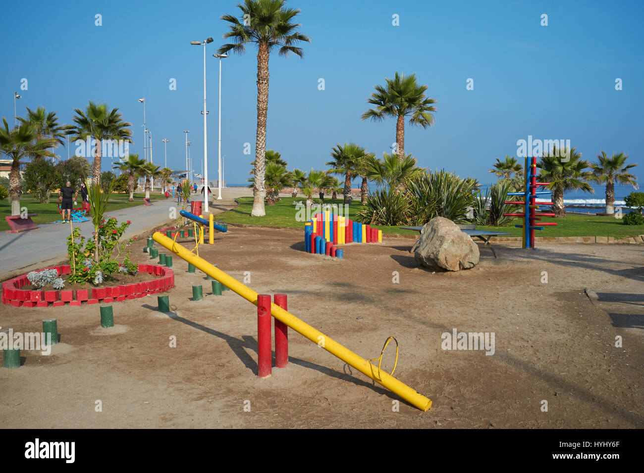 Spielplatz am Meer von Antofagasta in der Atacama-Region von Chile in leuchtenden Farben. Stockfoto