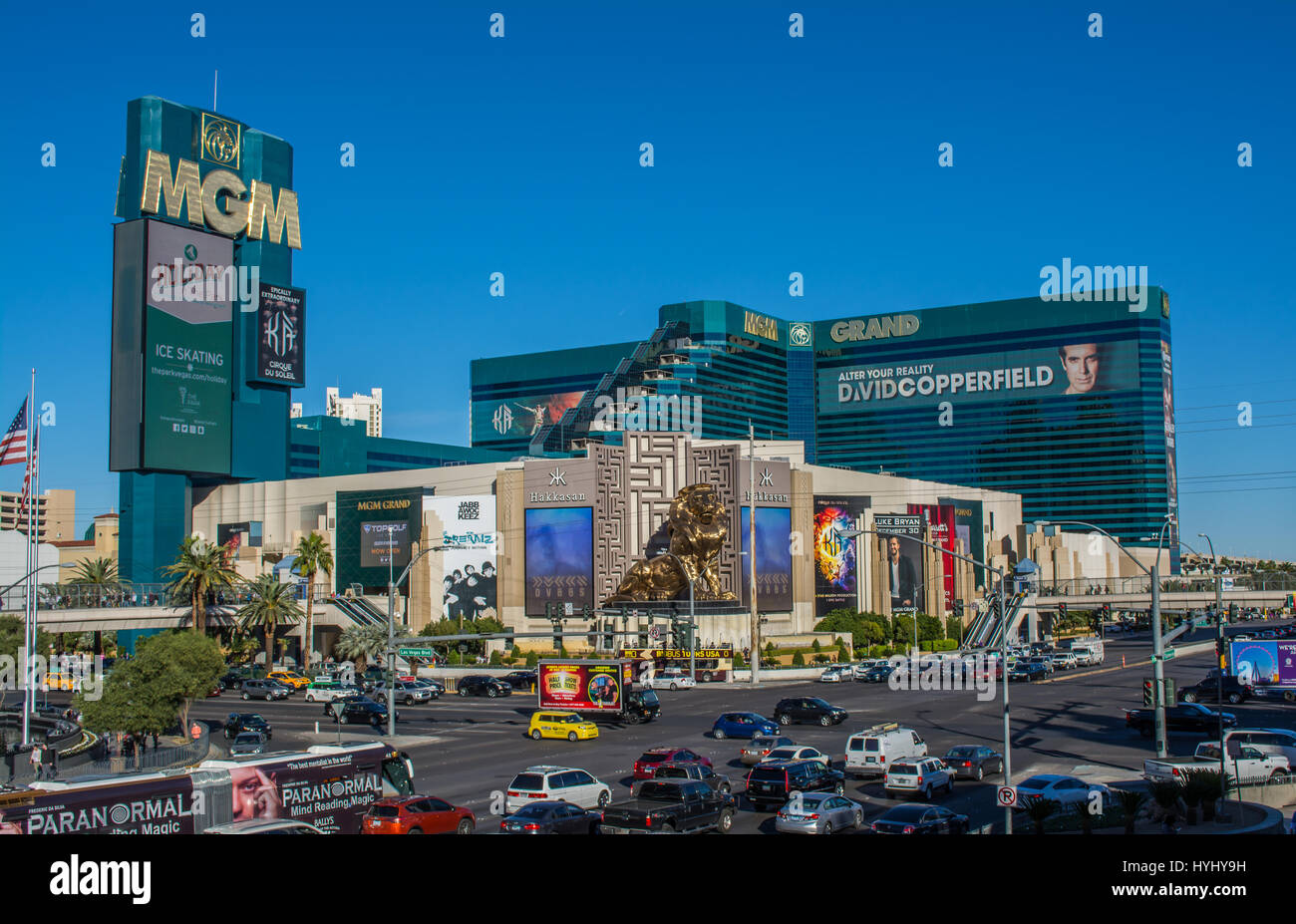 MGM Grand Hotel and Casino S. LAS VEGAS BLVD, LAS VEGAS, NEVADA, USA - 25. November 2016: über die Kreuzung von Las Vegas Blvd und Tropicana Stockfoto