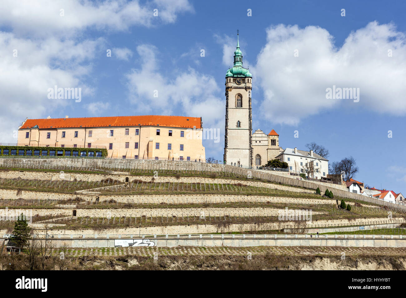Melnik Landschaft Tschechische Republik Wahrzeichen Landschaft, Blick auf Schloss und Kirche der Heiligen Peter und Paul auf einem Hügel über Weinbergen Stockfoto