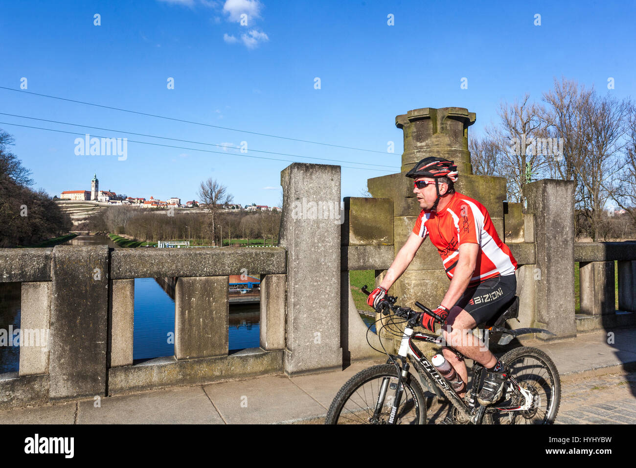 Mann eine Radtour, Biker vorbei Horin lock, Hintergrund Schloss Melnik, Tschechische Republik, Europa Stockfoto