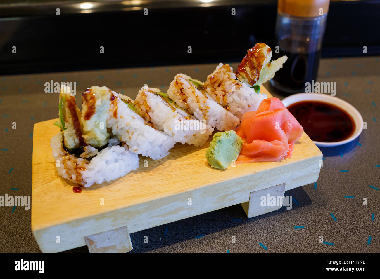 Spargel-Ahi-Sushi Rollen in einem traditionellen japanischen Küche Restaurant in Oregon. Stockfoto