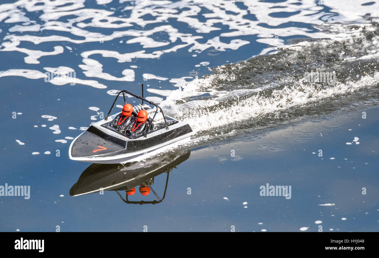 Ferngesteuerte Boot auf einem See zu beschleunigen. Stockfoto