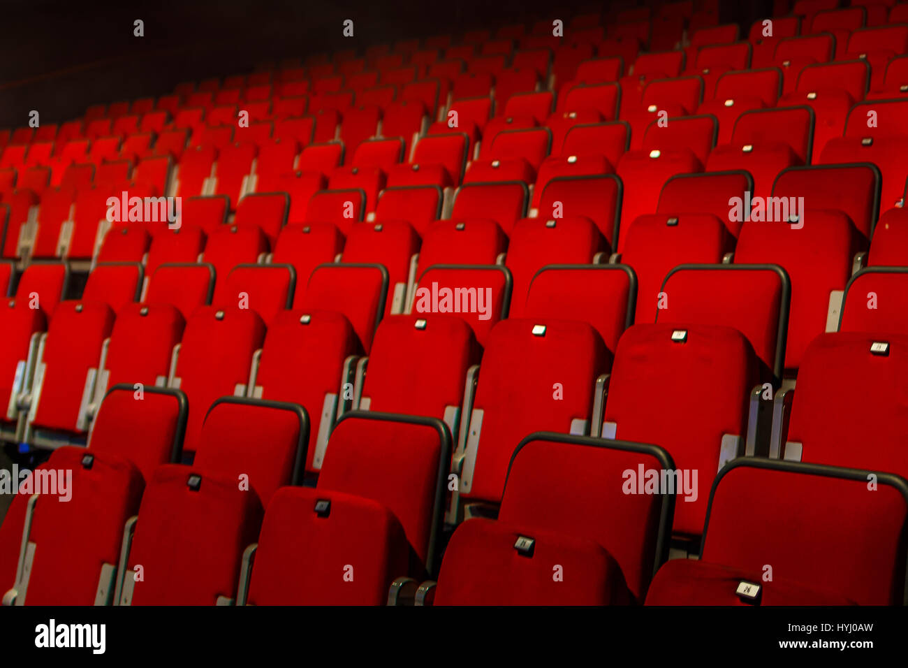 viele Reihen der roten Theater Sitzplätze innen Stockfoto