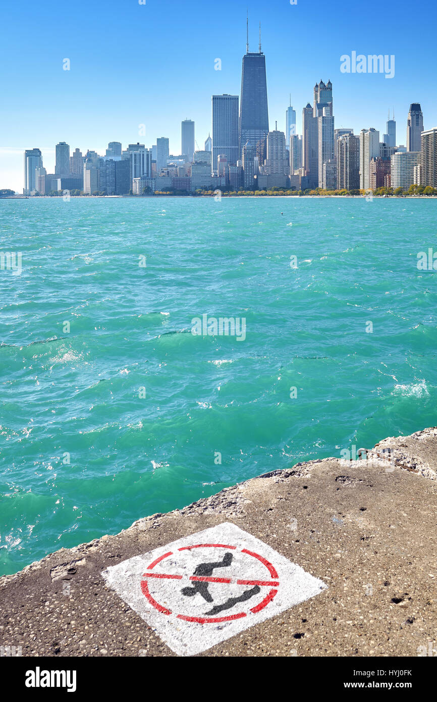 Skyline von Chicago ohne Tauchen Zeichen im Vordergrund, im Mittelpunkt der Stadt. Stockfoto