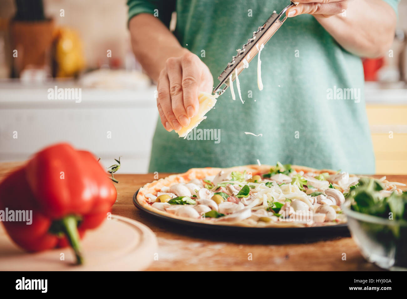 Frau, die Pizza in der Küche vorbereiten Stockfoto