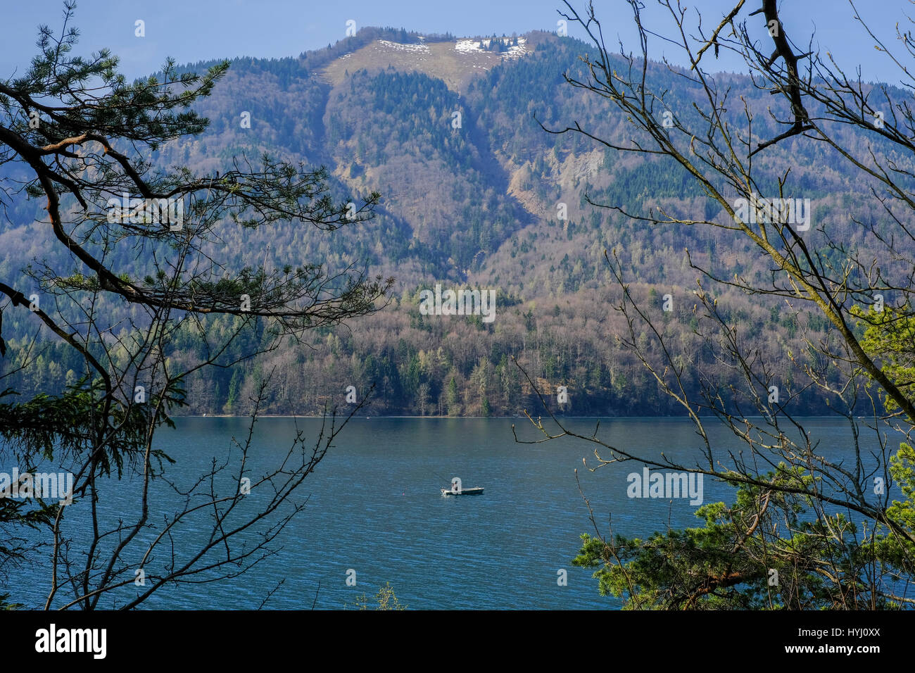 Einsamer Fischerboot auf See Fuschlsee, Österreich Stockfoto