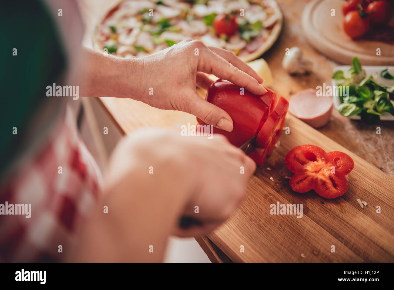 Frau, schneiden Paprika auf Schneidebrett in der Küche Stockfoto