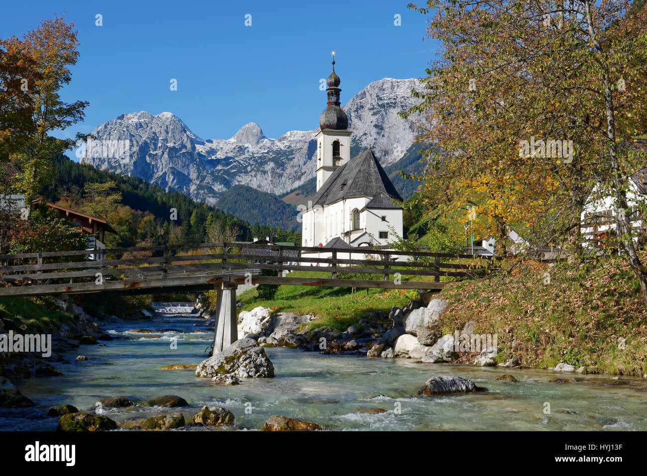 Pfarrei Kirche St. Sebastian mit Ramsauer Ache, hinten Reiteralpe, Ramsau, Berchtesgaden, Landkreis Berchtesgadener Land Stockfoto