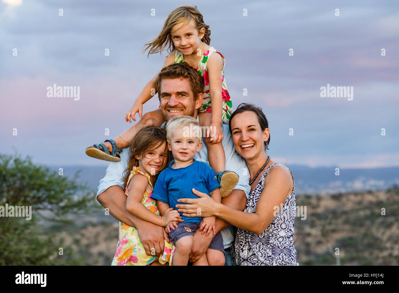 Junge Familie mit drei kleinen Kindern, Windhoek, Khomas, Namibia Stockfoto