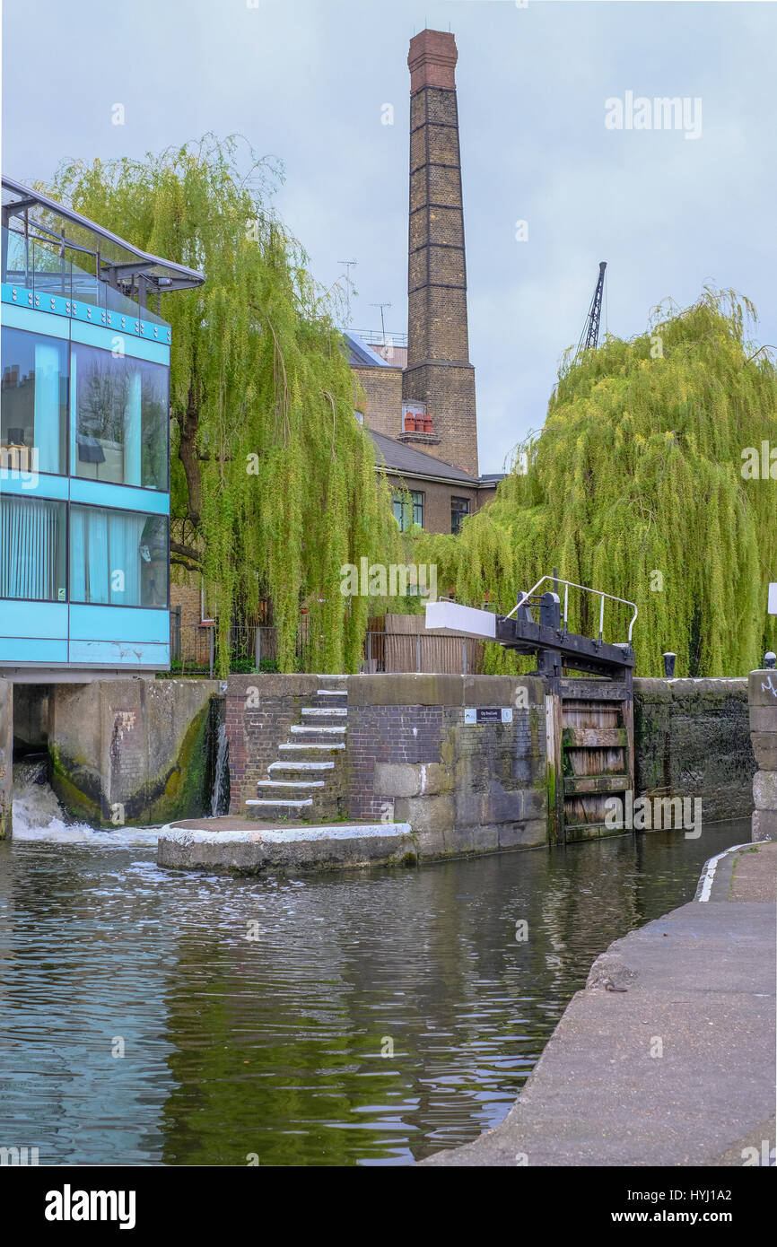 Alte Mühle durch Regents Kanalschleuse Stockfoto