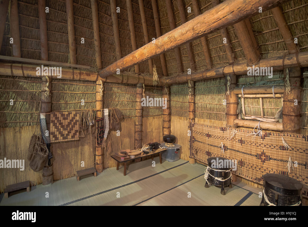 Traditionelle Ainu Wohngebäude gemacht von Stroh, traditionelle Ainu "Chise" Haus aus Holz und Stroh, Kamikawa, Hokkaido, Japan Stockfoto