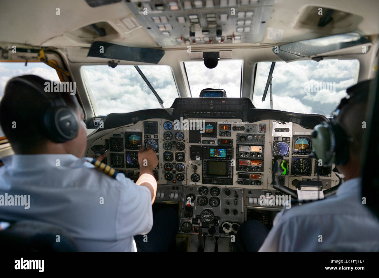 Pilot und Copilot steuern die zweimotorige Propellermaschine British Aerospace Jetstream-3200, Dominikanische Republik Stockfoto
