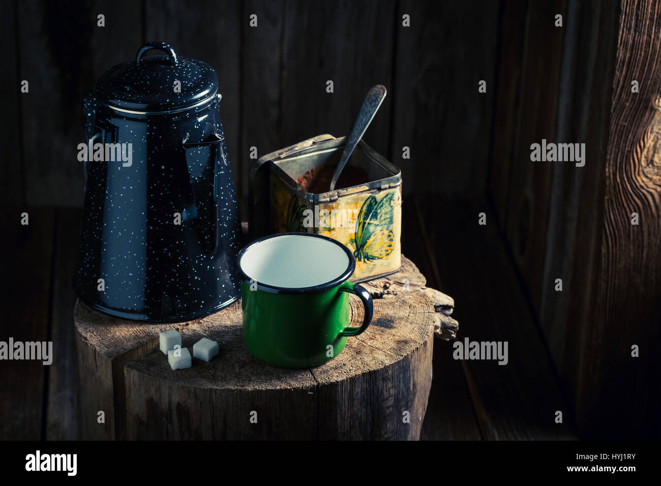 Frisch gemahlenen schwarzen Kaffee auf hölzernen stumpf Stockfoto