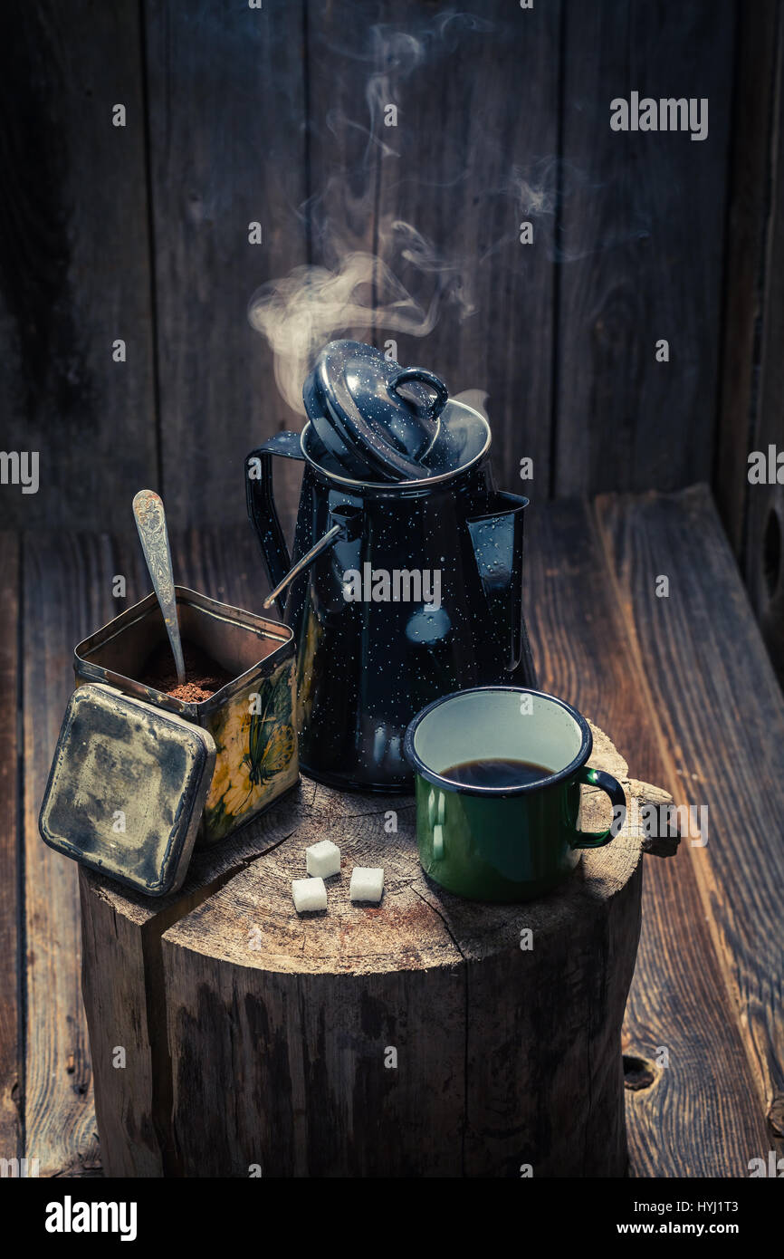 Frisch gemahlenen schwarzen Kaffee im Holzhaus Stockfoto