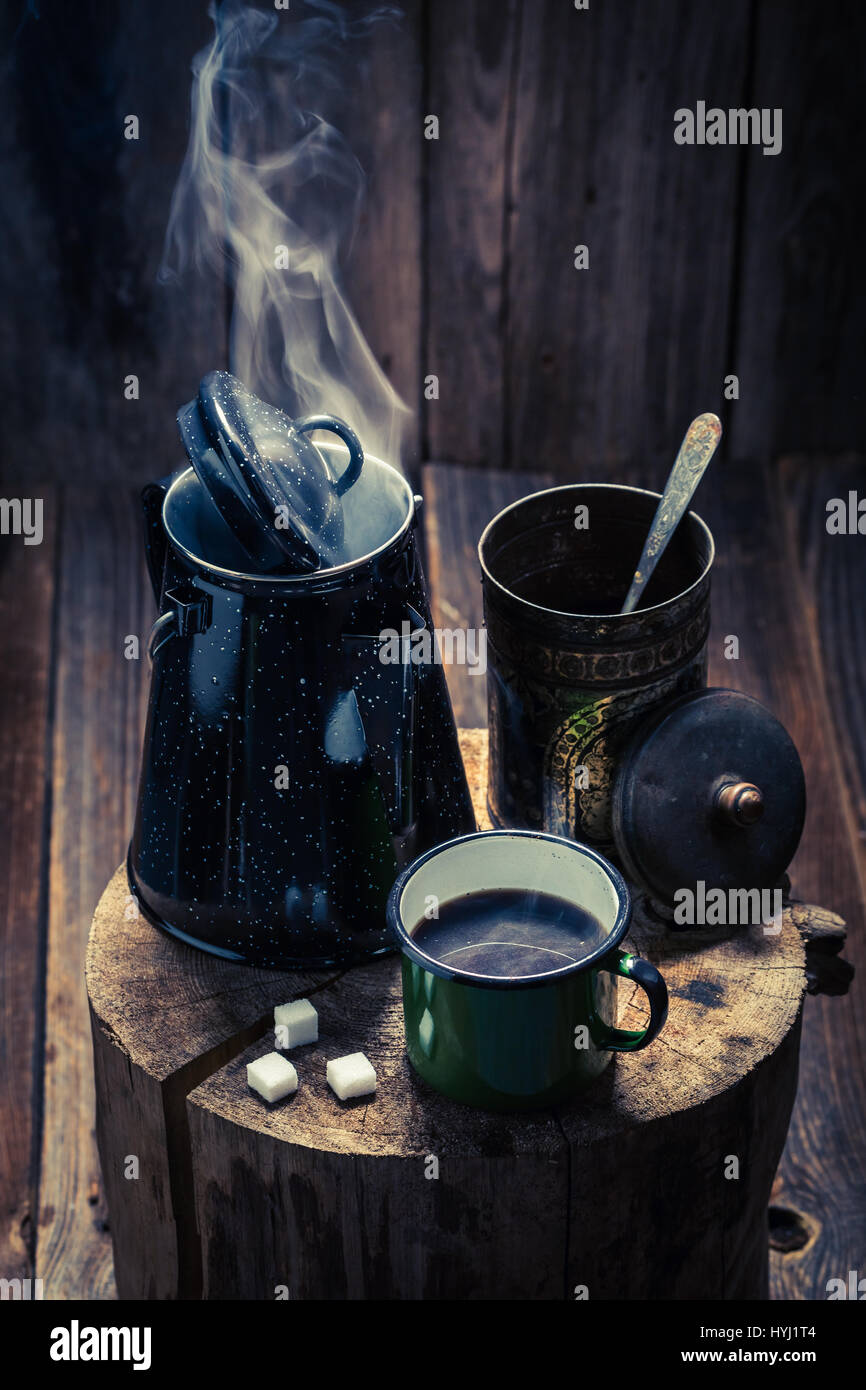 Frisch gemahlenen schwarzen Kaffee und Kaffeemaschine Stockfoto