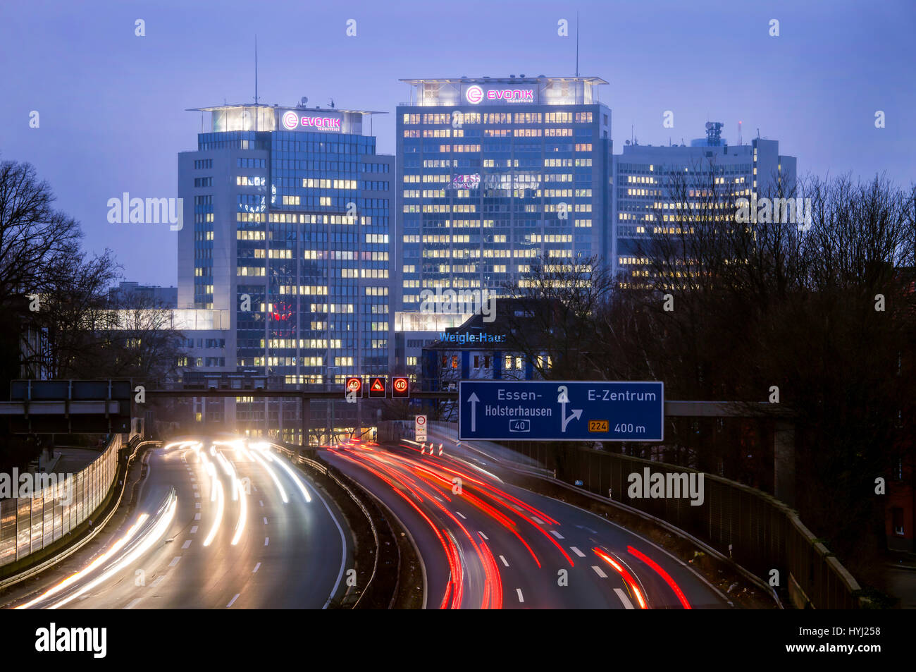 Leichte Wanderwege mit A40 vor den Hochhäusern von Evonik, Twilight, Essen, Nordrhein-Westfalen, Deutschland Stockfoto