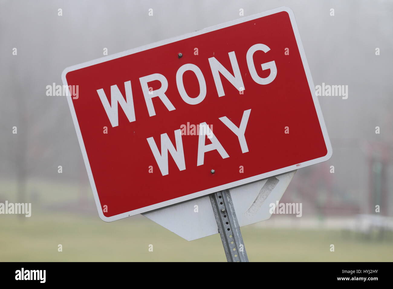 Verneigte rechteckige rote Schild mit der Aufschrift "falschen Weg" auf einem Metallträger montiert. Verkehrszeichen Verbot weiter Bewegung. Stockfoto