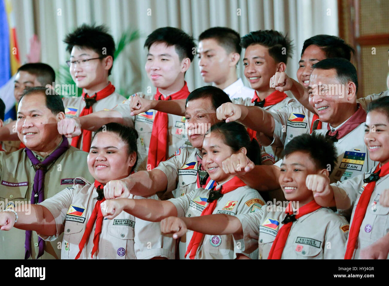 Manila, Philippinen. 4. April 2017. Philippinische Präsident Rodrigo Duterte, zentrieren, Posen mit Pfadfindern und scout Führer in Rizal Halle im Malacanang Palace 3. April 2017 in Manila, Philippinen. Das Ereignis feierte Baden Powell Tag, Gründer der Pfadfinder-Organisation. Bildnachweis: Planetpix/Alamy Live-Nachrichten Stockfoto
