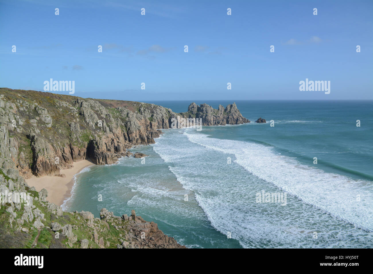 Treen, Cornwall, UK. 4. April 2017. Großbritannien Wetter. Nach einem langweiligen Morgen für Ostern-Urlauber, die Sonne kam heraus auf das türkisblaue Meer und Goldstrand bei Treen und Porthcurno Credit: Cwallpix/Alamy Live-Nachrichten Stockfoto