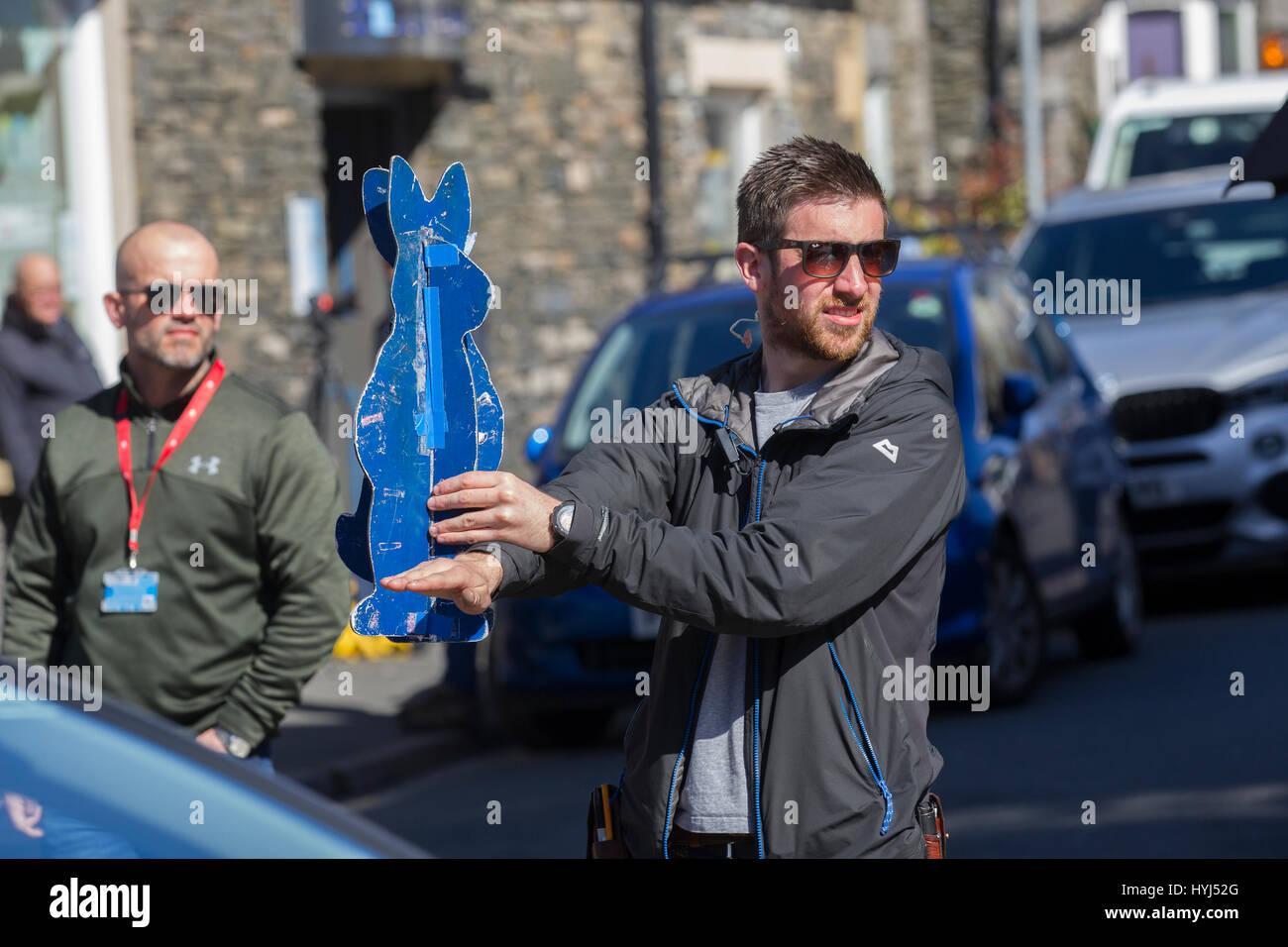 Cumbria UK 4. April 2017 Windermere Dorf Cumbria Peter Rabbit Lage Dreharbeiten – der Star des Films – Peter Rabbit – ist von James Corden geäußert. Blaue Kaninchen aus Holz werden CGI heraus und ersetzen Sie durch Peter Rabbit. Schmierfilmbildung Windermere Hintergrund Schüsse für CGI ...von Herr Mcgregor Landover Funktion Anpassung der Beatrix Potter klassische Geschichte eines rebellischen Hasen versuchen, in ein Landwirt Gemüsegarten zu schleichen. Produziert von Animal Logic Entertainment (Produzent) tierischen Logik (Animation & VFX), Columbia Pictures, Olive Brücke Entertainment, Sony Pictures Animation, Sony Pictures Entertainment (S Stockfoto