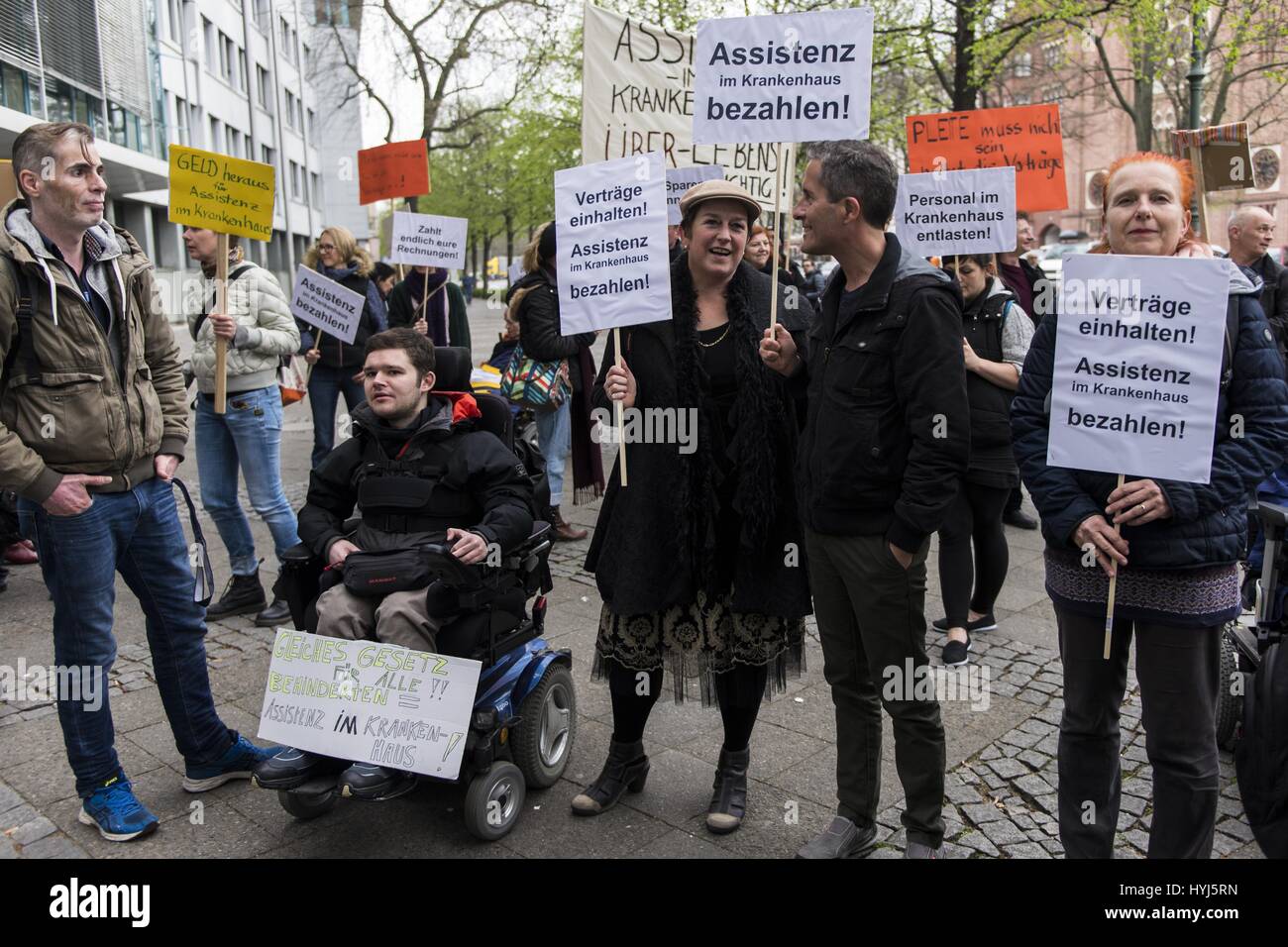 Berlin, Berlin, Deutschland. 4. April 2017. Etwa 50 Behinderung Menschenrechtsaktivisten und ihre Assistenten besetzt das Rathaus in Friedrichshain-Kreuzberg. Die Demonstranten machen Berliner Bezirk Friedrichshain-Kreuzberg wegen unbezahlter Rechnungen bereits Support-Services in Krankenhäusern erbrachten Leistungen verantwortlich für die derzeit sehr angespannten wirtschaftlichen Lage der Hilfe Dienst "Ambulante Dienste". Sie betonen, dass für viele Menschen mit körperlichen Behinderungen, sehr wichtig ist, dass sie eine vertrauenswürdige Person in einen stationären Aufenthalt begleiten. Zuständigen Stadtrat KNUT MILDNER-SPIN Stockfoto