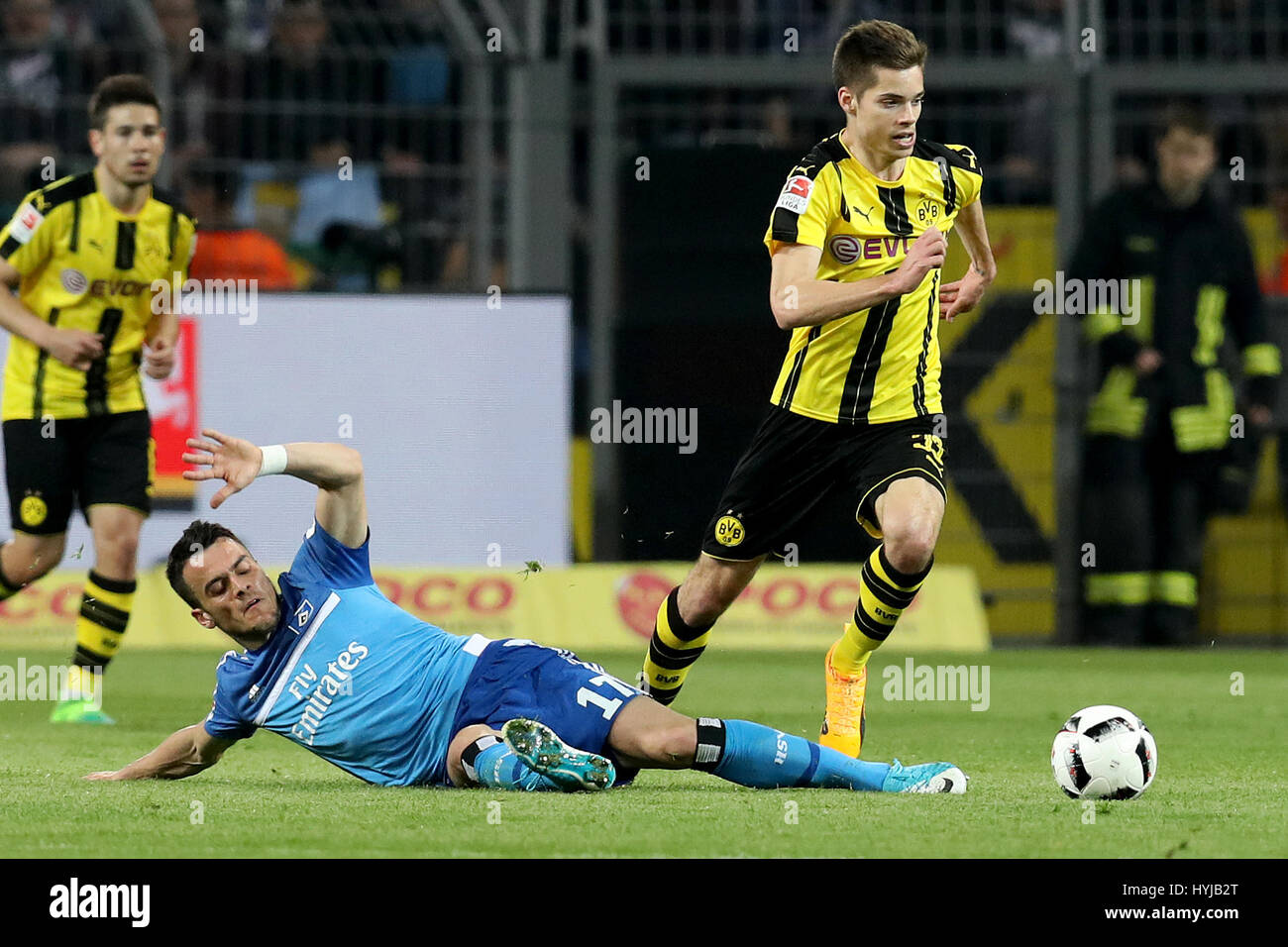 Dortmund. 4. April 2017. Julian Weigl (R) Dortmund wetteifert mit Filip Kostic des Hamburger SV in der Bundesliga-Fußballspiel im Signal Iduna Park in Dortmund, Deutschland am 4. April 2017. Bildnachweis: Joachim Bywaletz/Xinhua/Alamy Live-Nachrichten Stockfoto