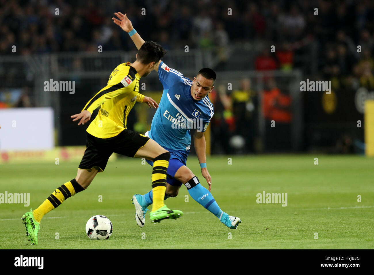 Dortmund. 4. April 2017. Matthias Ginter (L) von Dortmund wetteifert mit Bobby Wood des Hamburger SV in der Bundesliga-Fußballspiel im Signal Iduna Park in Dortmund, Deutschland am 4. April 2017. Bildnachweis: Joachim Bywaletz/Xinhua/Alamy Live-Nachrichten Stockfoto