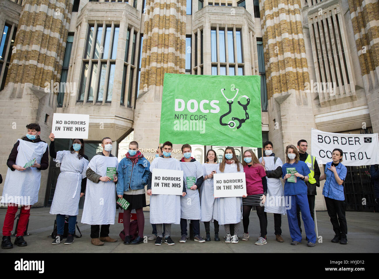 London, UK. 5. April 2017. Aktivisten aus Docs nicht Polizisten protestieren außerhalb des Gesundheitsministeriums gegen die Regierung Regelung, gelten mit Wirkung vom April, NHS verlangen vertraut, um Patienten-Identifikation vor geben sie Behandlung zu überprüfen. Docs nicht Cops behaupten, dass das Schema wird Vertrauen in NHS-Arbeiter zerstören und verursachen Menschen sucht Behandlung Angst führt zu mehr Notaufnahmen und Todesfälle. Bildnachweis: Mark Kerrison/Alamy Live-Nachrichten Stockfoto