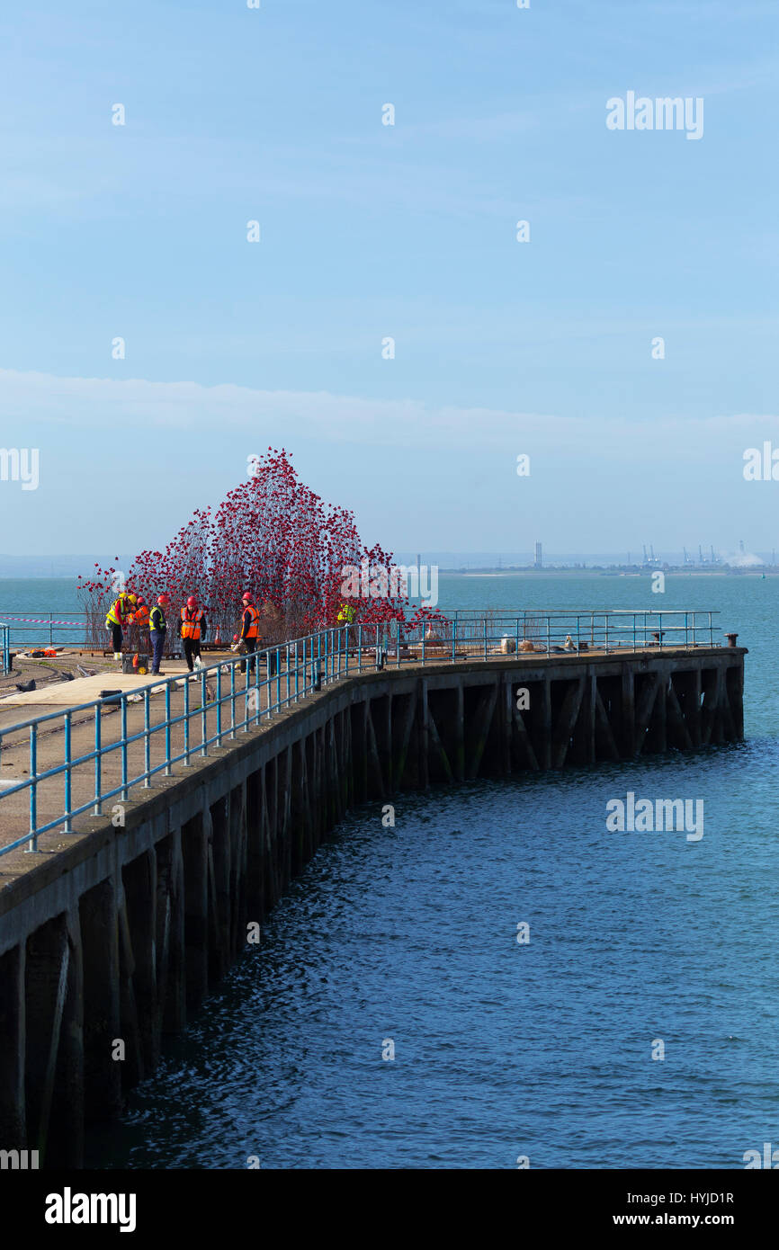 Themse-Mündung, Essex, England. 5. April 2017. 14-18 jetzt Ausstellung von Keramik Mohnblumen im Bau auf einem alten MoD Pier in Shoeburyness in Essex auf der Themse-Mündung. Ursprünglich Teil der 2014 Tower of London anzeigen dieser Abschnitt hat das Land gereist. Die Ausstellung läuft vom 12. April bis 25. Juni und ist frei, Kredit zu sehen: Timothy Smith/Alamy Live News Stockfoto